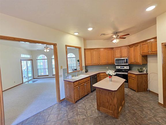 4th image of 422 SE Lancelot Ln