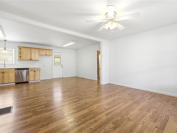 5th image of 162 Orchard Cir