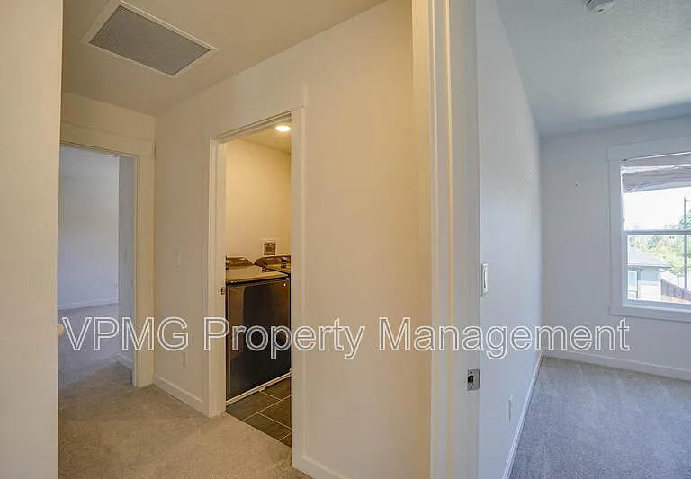 935 SE 36th St — Photo 24