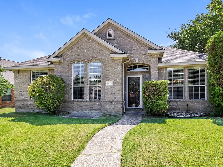 828 Pinnacle Cir — Photo 1