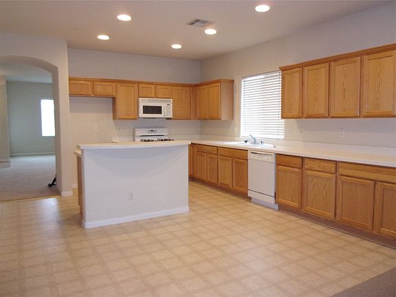 5th image of 10888 Milbank Ave