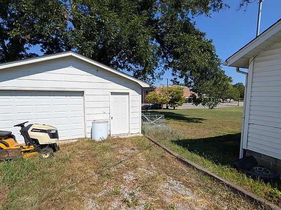3rd image of 1933 Mountain Rd