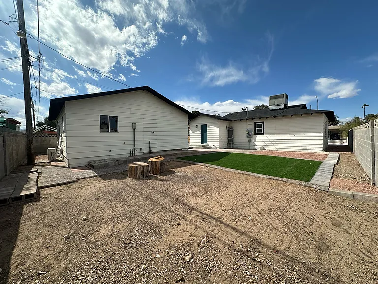 1032 E Hassett Ave — Photo 12