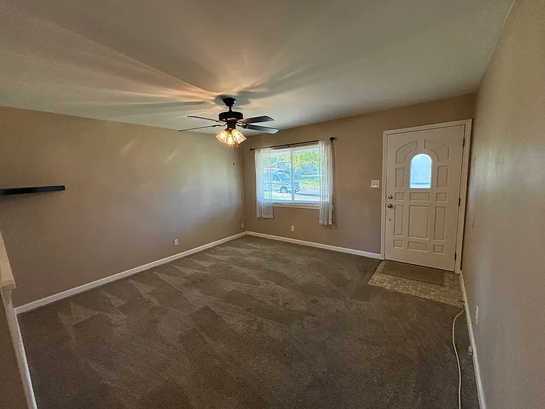852 Weedel Dr — Photo 4
