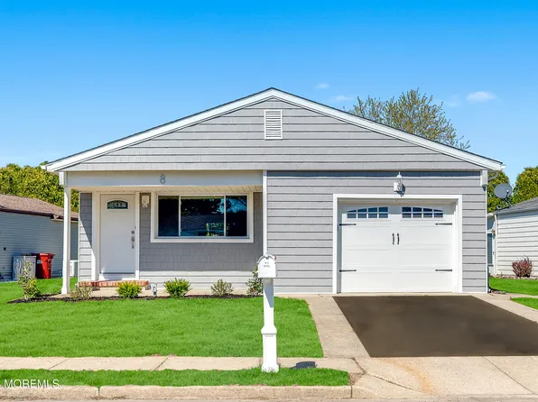 8 La Terraza Drive, Toms River, NJ 08757