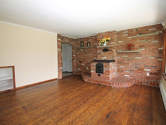 2nd image of 50 Marilyn Dr