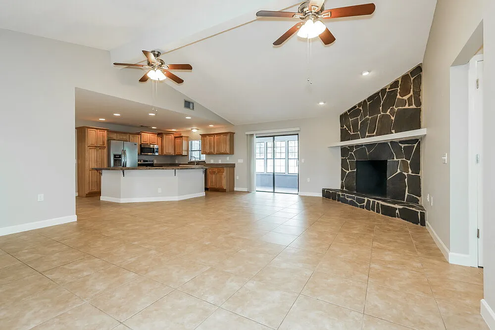 3 bed, 2.0 bath, 1812 sqft, $3,720 — Photo 3