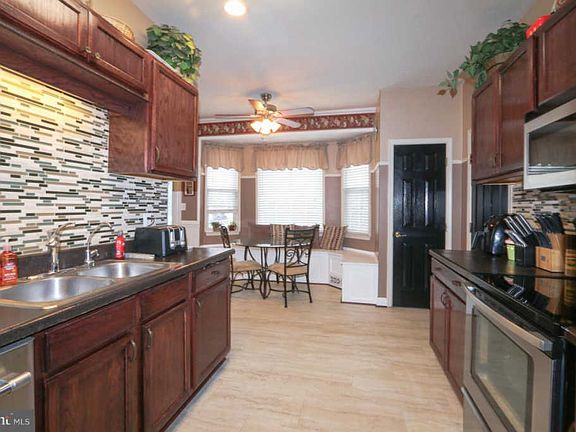 4th image of 36 Bloomington Ln