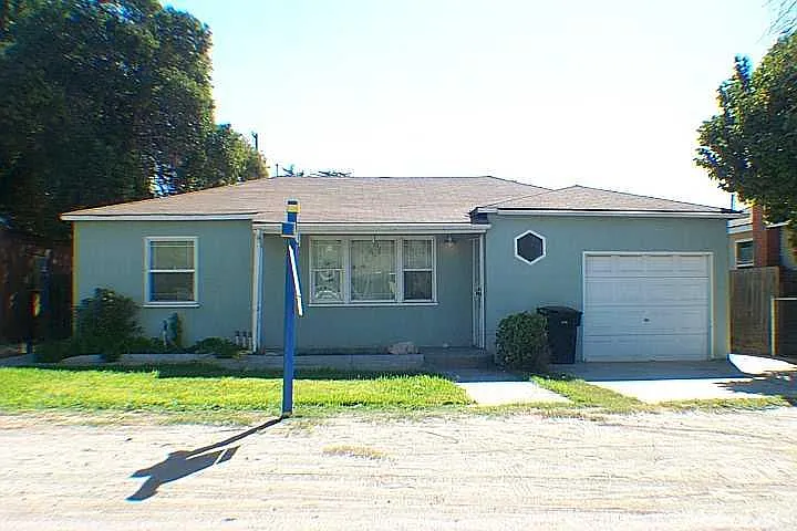 1120 Manor Dr photo 1