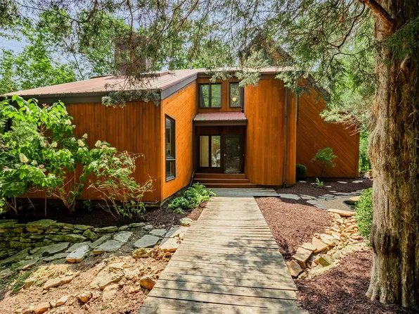 993 Wild Horse Valley Rd, Chesterfield, MO 63005