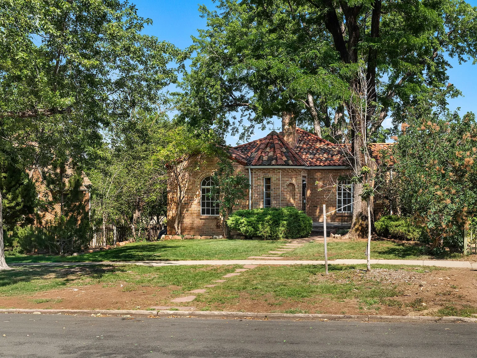 4 bed, 2350 sqft, $6,000 — Photo 2