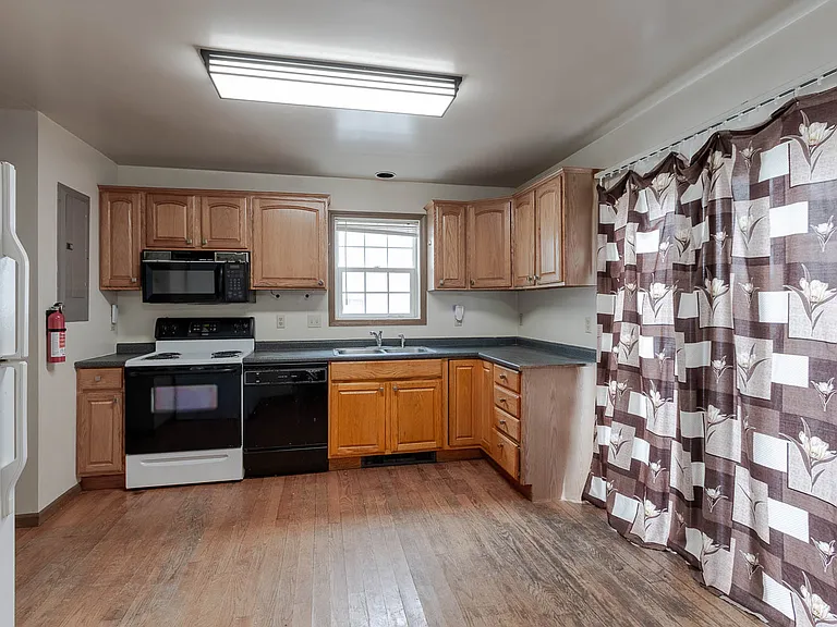 224 Logan Ave — Photo 10