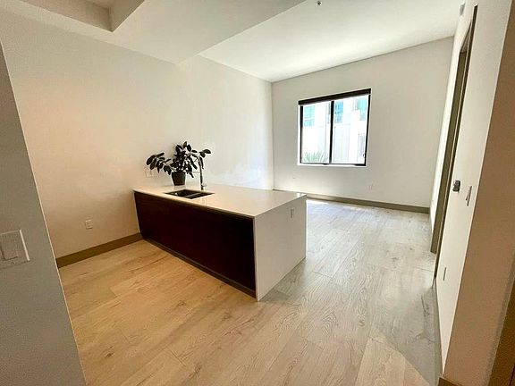 4th image of 301 Altara Ave #302