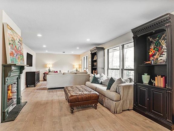 4th image of 8 Oaklawn Dr