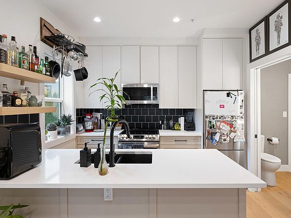 2nd image of 937 Colville Rd #6