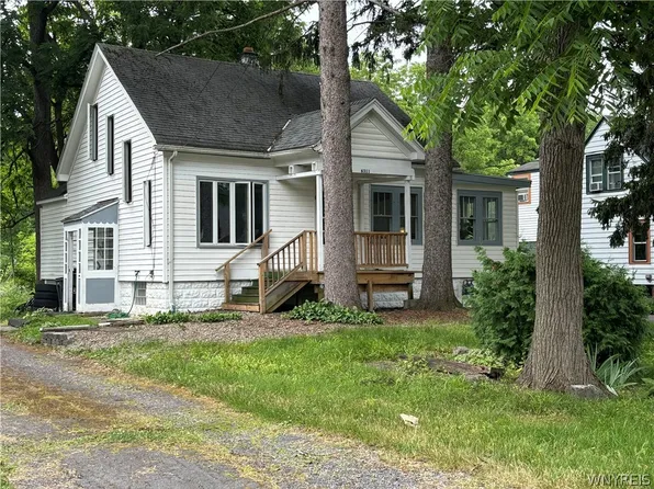 6311 Armor Duells Rd, Orchard Park, NY 14127