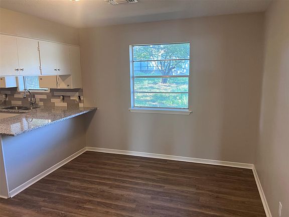 5th image of 211 Scott Ct