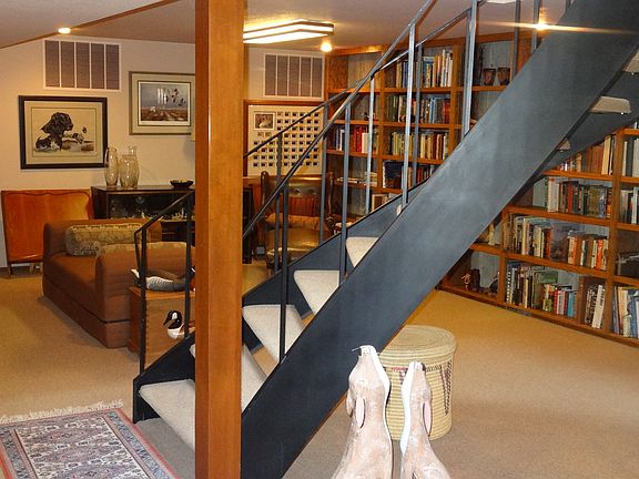 Lower stairway