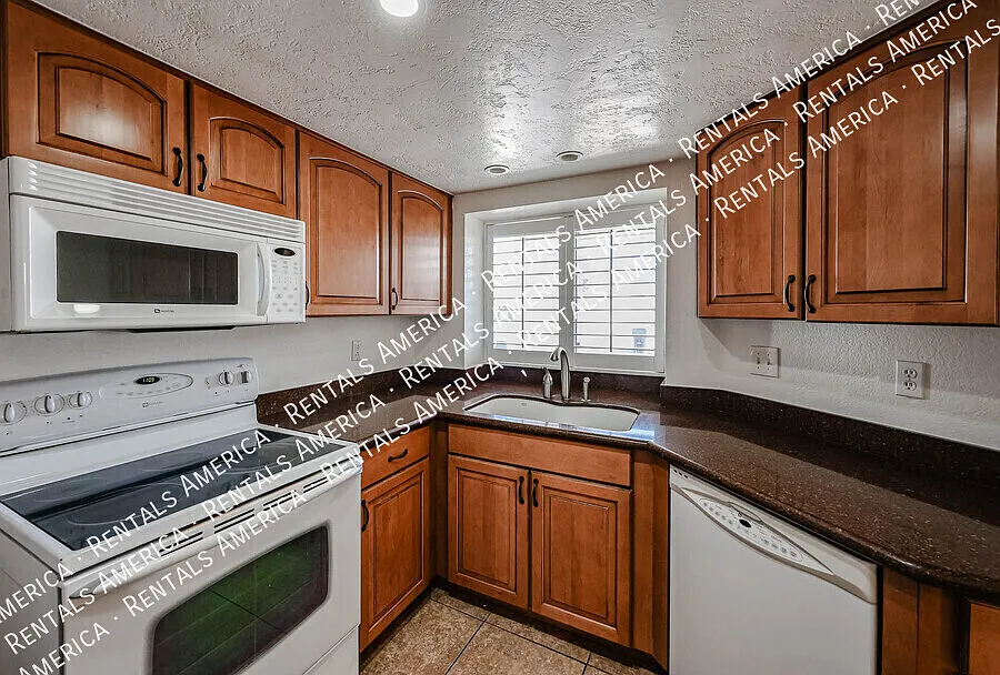 Charming 3 Bedroom Patio Home in Great location — Photo 4