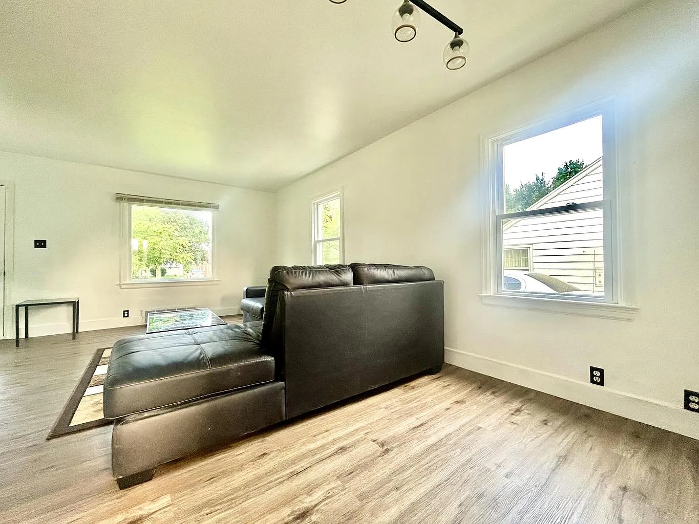 3 bed, 903 sqft, $1,600 — Photo 4