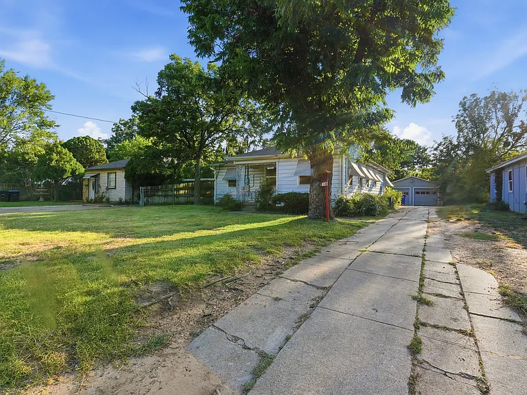 2204 Tierney Rd — Photo 2