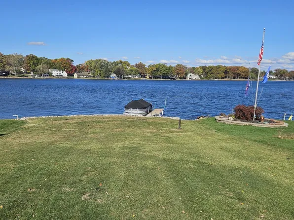 1148 Lakeview Dr, Walled Lake, MI 48390