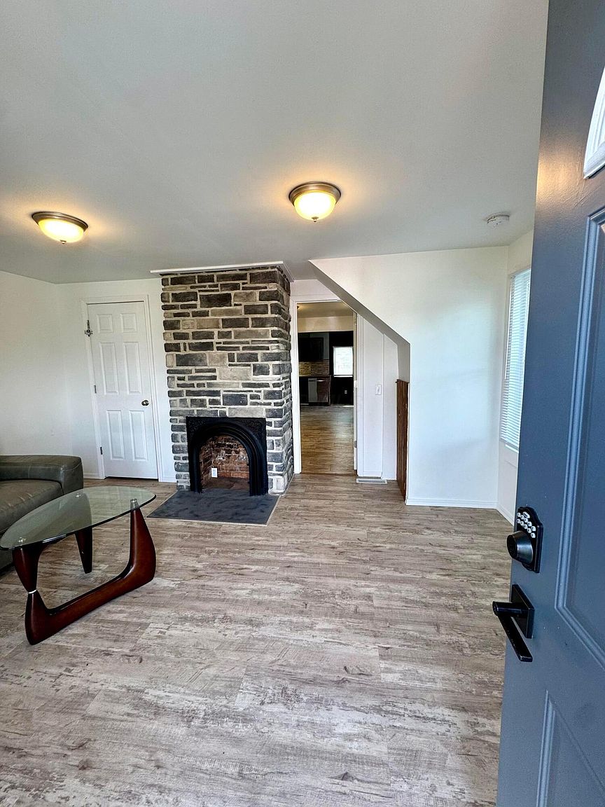 Listing photo 2 for 207 E Mill St