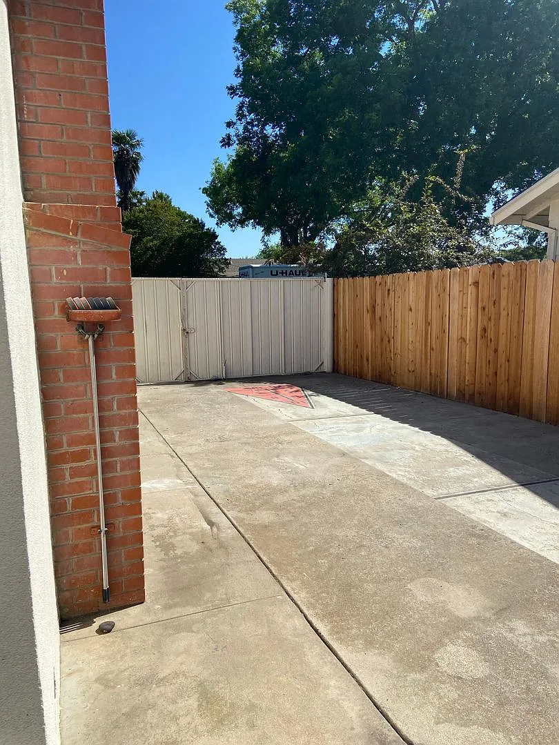 3 Bedroom Home available now. With POOL! — Photo 4