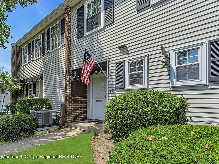 15 Linden Dr — Photo 1