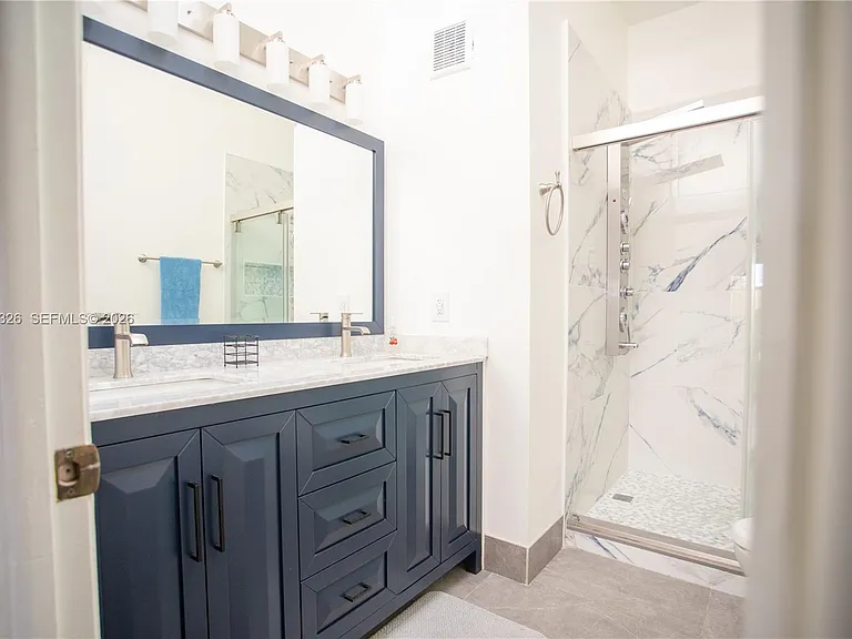 523 Leslie Dr — Photo 11