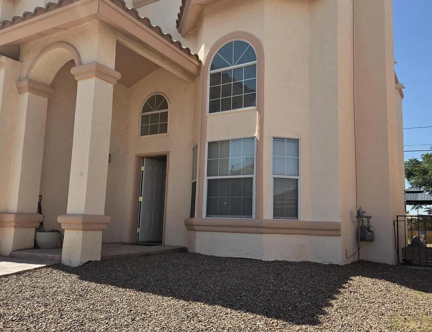 3 bed, 2.0 bath, 2092 sqft, $2,000 — Photo 2
