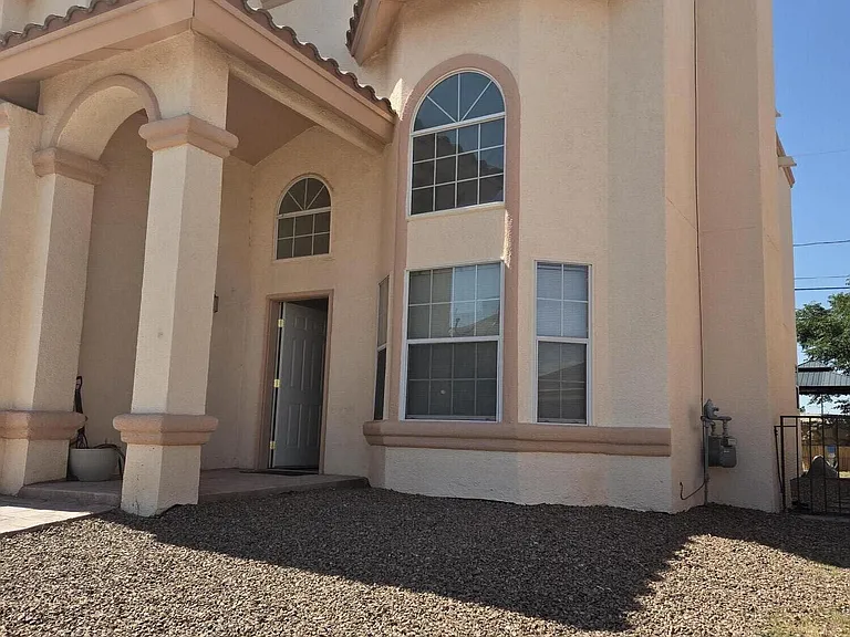 3717 NE Hubble Dr — Photo 2
