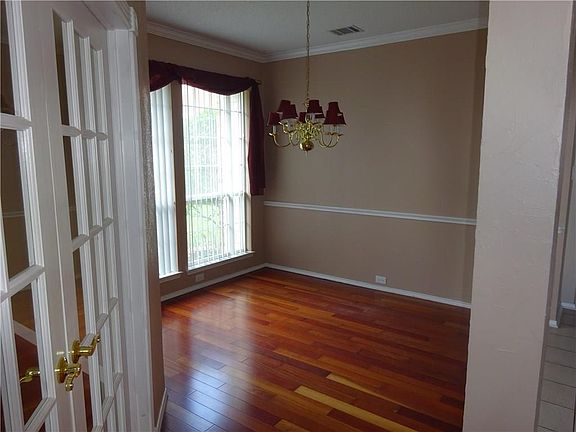 5th image of 318 Melshire St