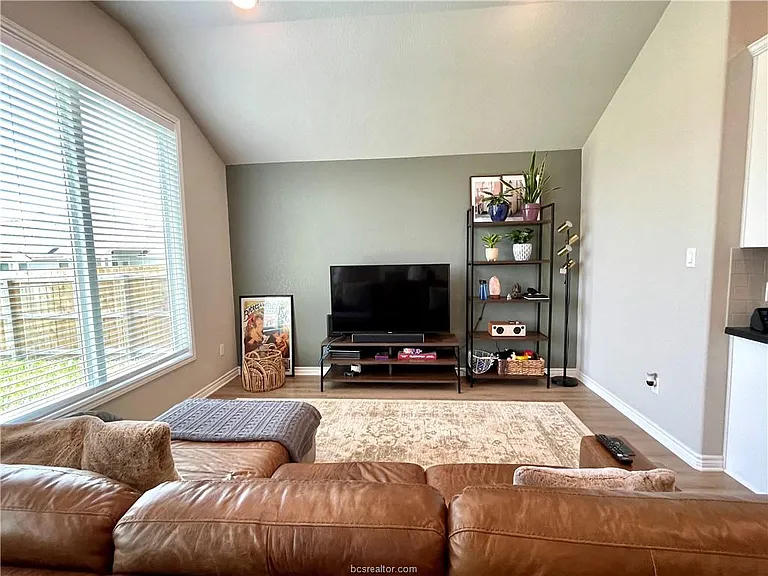 1918 Meridian Ct — Photo 6