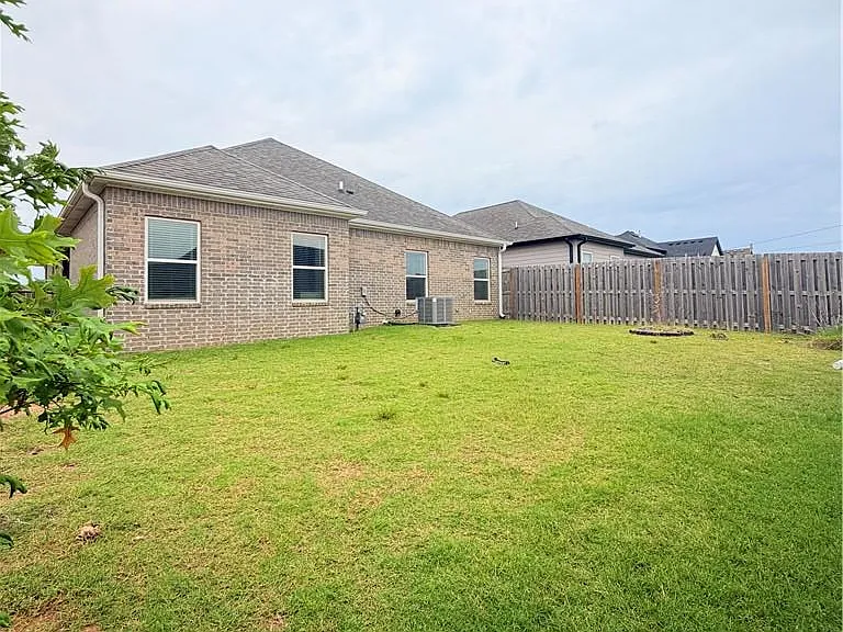 2303 Paddington St — Photo 20