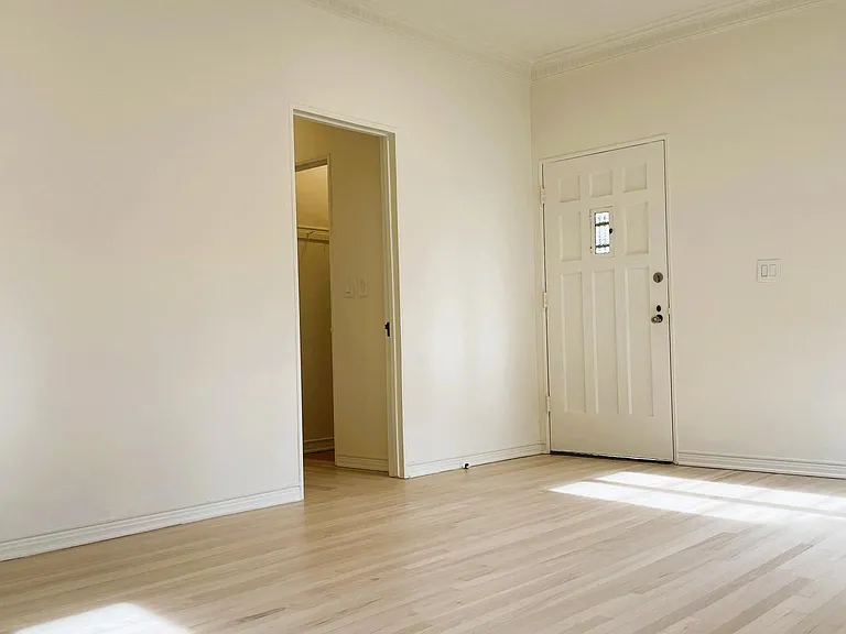 2047 N Beachwood Dr — Photo 2