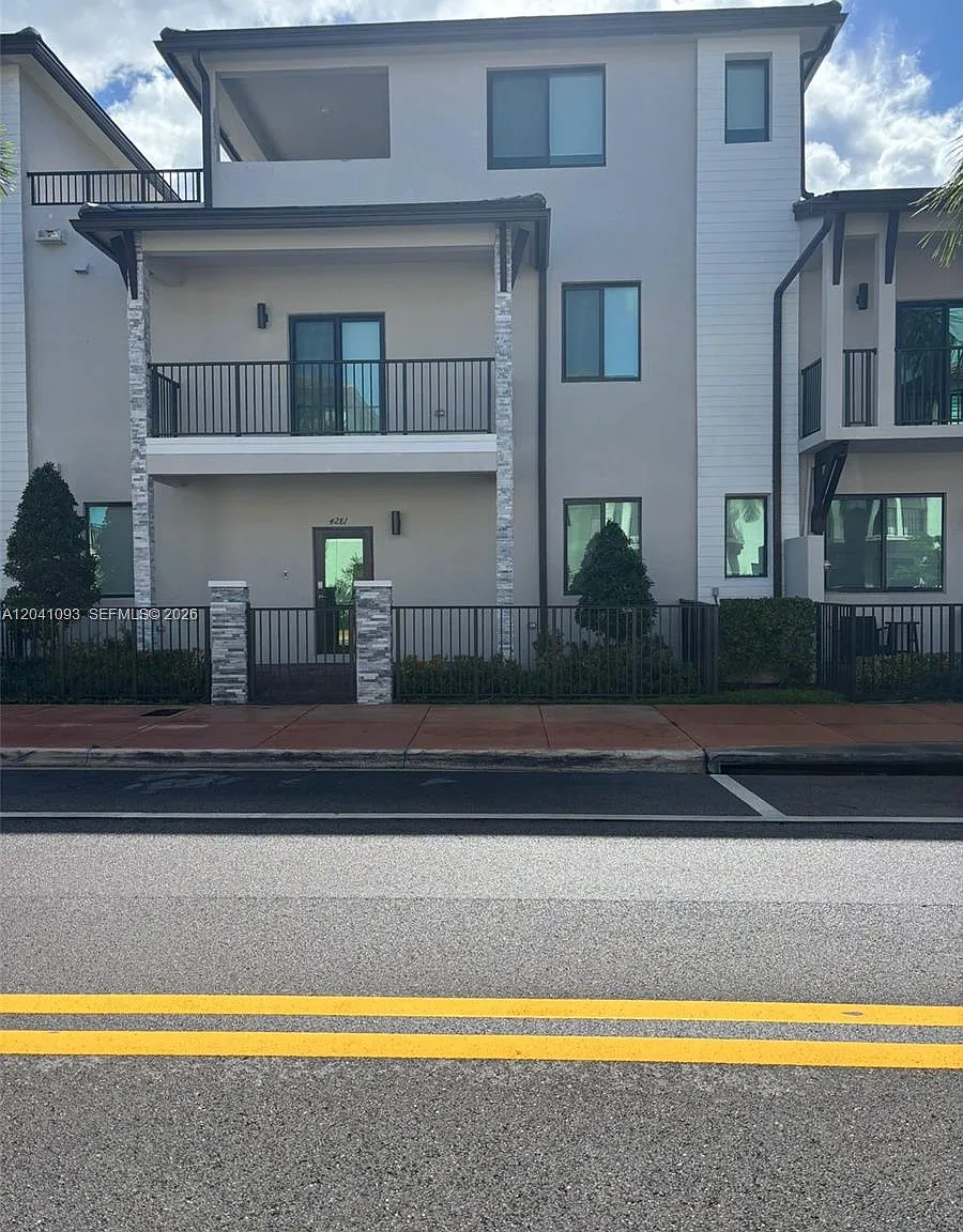 3 bed, 2.5 bath, 2070 sqft, $4,600 — Photo 1