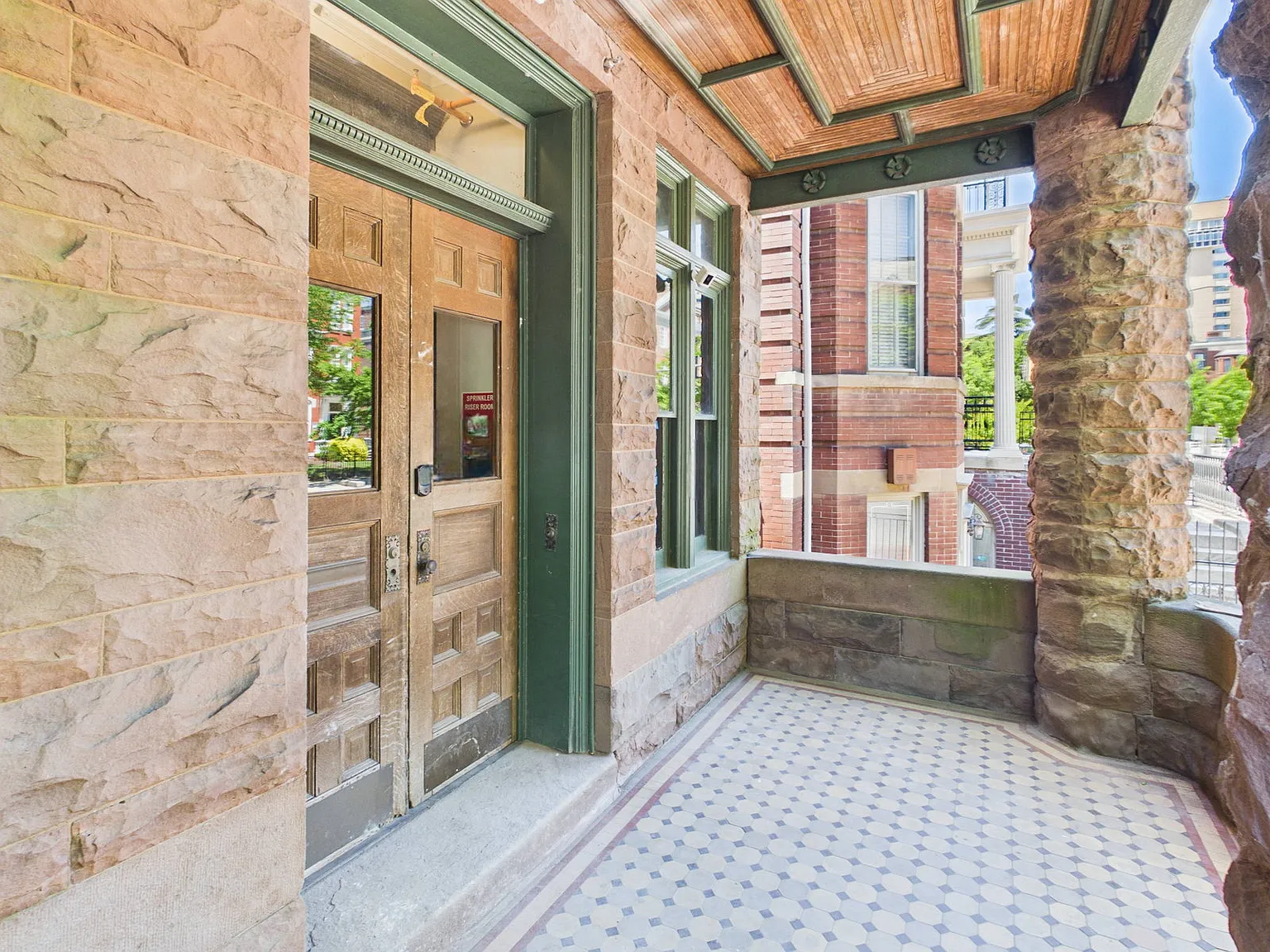 7 East Franklin — Photo 3