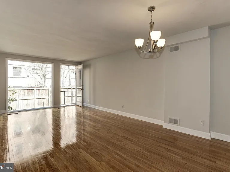 2531 Queen Annes Ln NW — Photo 5