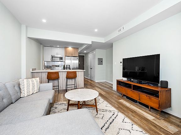 4th image of 30-82 Crescent St #4