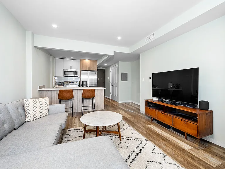 30-82 Crescent St #4C — Photo 2