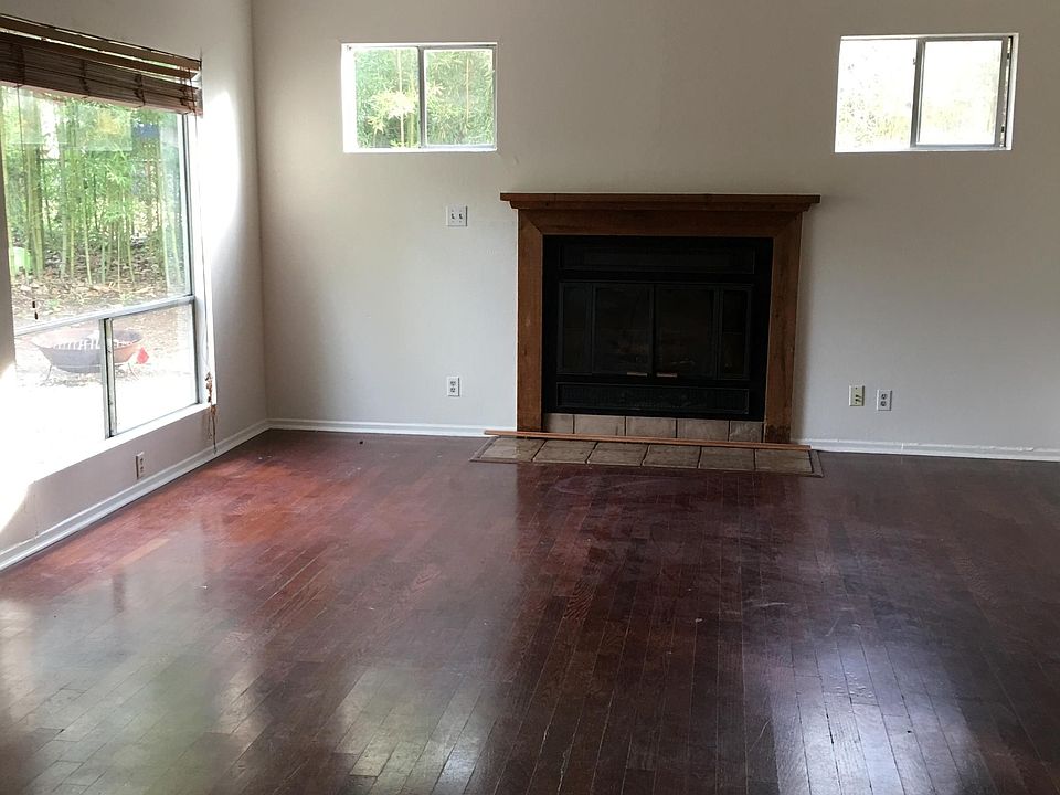 Elegant living/dining room with fireplace 