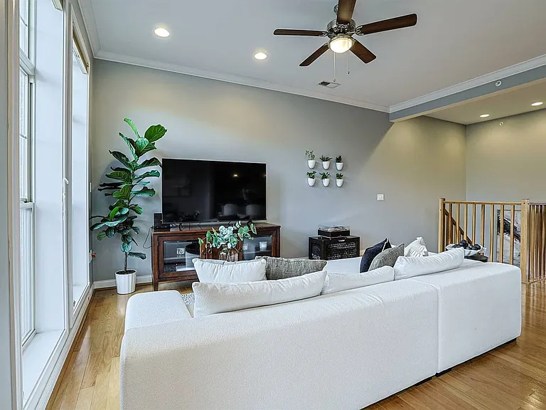 215 Stetson St — Photo 8
