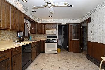 3rd image of 1209 N Drury Ln