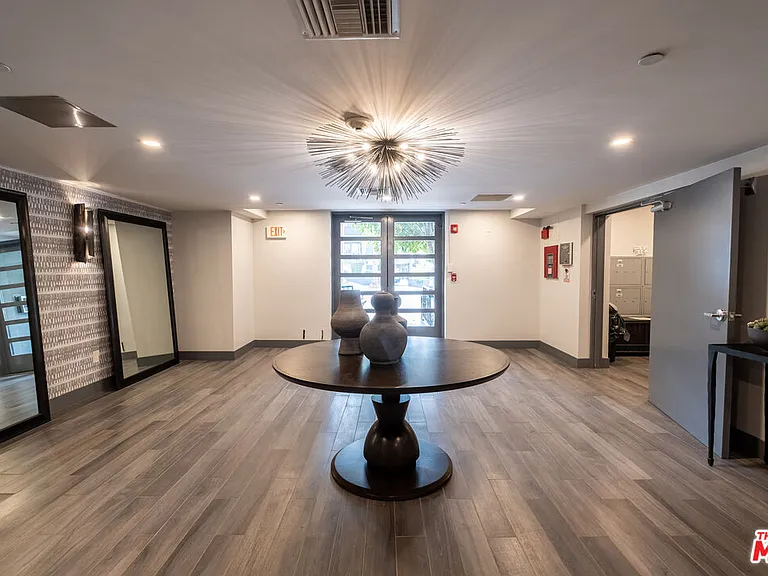 147 S Doheny Dr — Photo 37