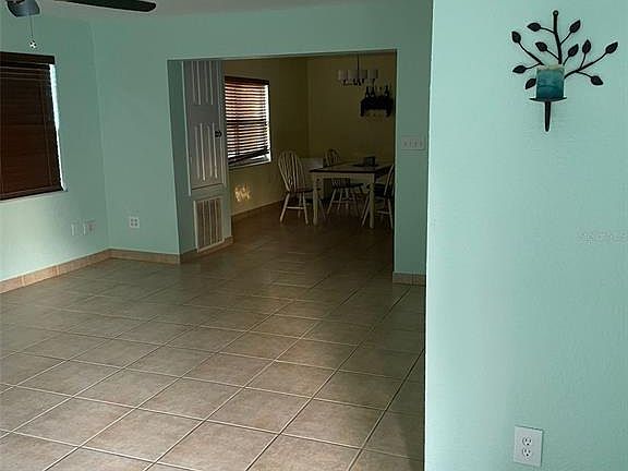 4th image of 902 S Park Ct