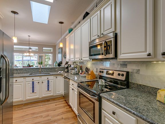 3rd image of 82 Fox Valley Dr