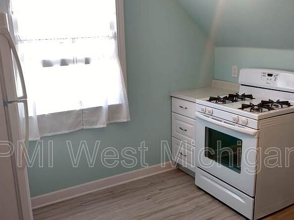3rd image of 946 Pine Ave NW