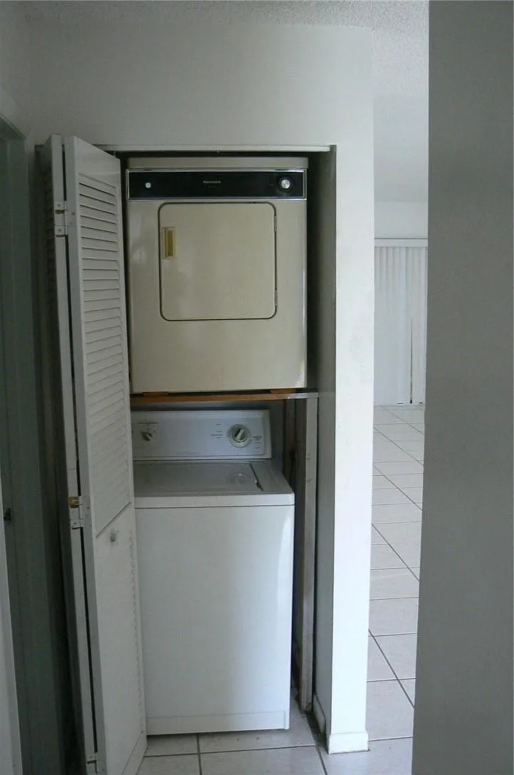 2 bed, 2.0 bath, 980 sqft, $1,950 — Photo 2