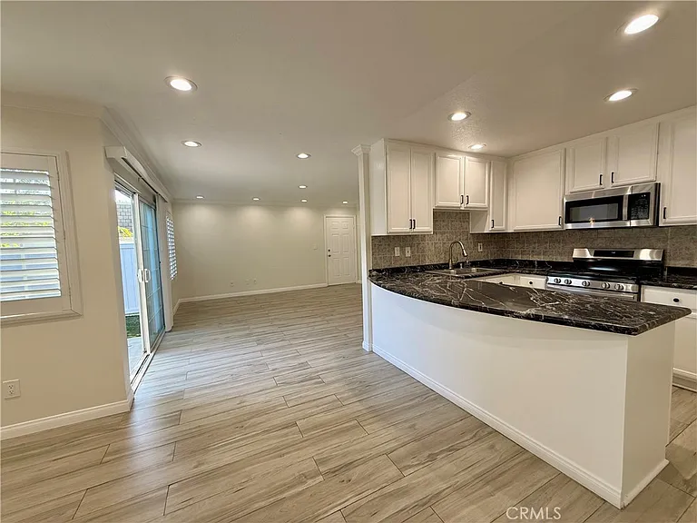 19230 Hamlin St — Photo 25